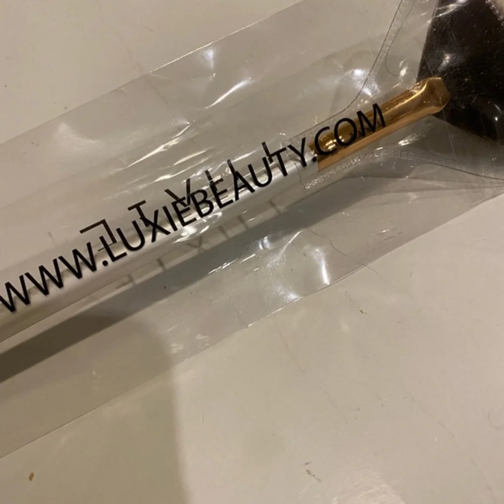 LUXIE 560 MEDIUM FAN BRUSH FLAWLESS BRAND NEW